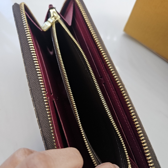 LOUIS VUITTON CLEMENCE WALLET with Fuchsia interior - Picture 8 of 9